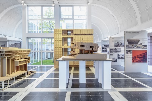 Das überbordende Material der Brutalismus-Ausstellung wurde übersichtlich umden Innenhof des DAM <br />herum nach zwölf Weltregio­nen sortiert.<br /><br />