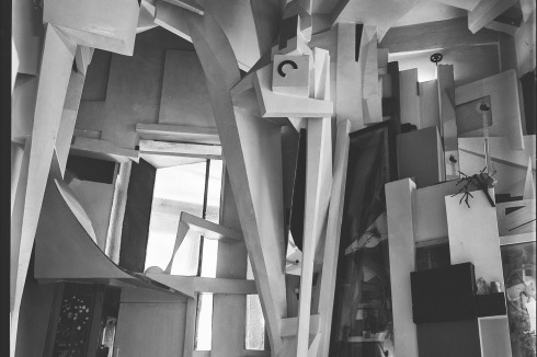 Kurt Schwitters, Der Merzbau in Hannover (Blaues Fenster), 1933<br />