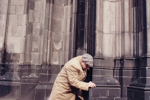 Stefan Wewerka verschiebt den Kölner Dom um 1 m, 1987, Produktionsfoto des Films „Verrückte Welten – Die Karrieren des Stefan Wewerka“ von Lothar Spree, 1987<br />