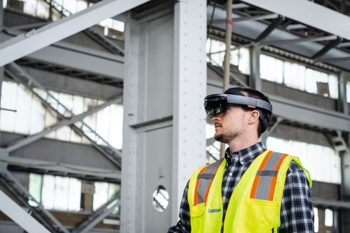 Wenn Arbeiter keine Pläne halten müssten, sondern alles, was zu tun ist, als Augmented Reality durch eine Holo-Lens sehen würden.<br />