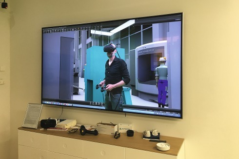 Bauwelt-Redakteur in den unendlichen Weiten des VR-Labors.<br />
