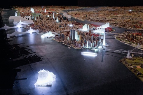 Das 870 Quadratmeter große New-York-Stadtpanorama steht immer im Queens Museum. Für die Ausstellung wurde es um leuchtende Plexiglasmodelle von 40 unrealisiert gebliebenen Projekten ergänzt.<br />