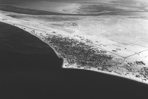 Luftbild von Abu Dhabi 1960. Am rechten Bildrand ist Qasr al Hosn zu sehen.<br />