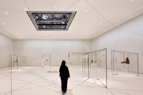 Das große Vestibül vom Museum hebt sich deutlich ab. In den entsprechend der Linien am Boden zugeschnittenen Glasvitrinen sind nur jeweils kleine Werke aus unterschiedlichen Kulturen und Kontinenten neben­einander zu sehen, zum Beispiel drei Frauenfiguren mit Kind aus Ägypten, Frankreich und dem Kongo.<br />