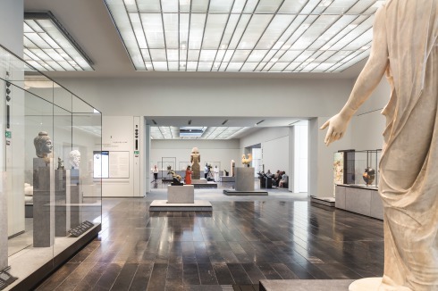 Einige der Ausstellungsblöcke gehen ineinander über und es ergibt sich eine großzügige Raumabfolge.
