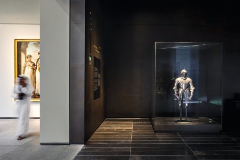 Die Kabinette heben sich als dunkle Räume ab. Die Ausstellungsstücke sind nicht chronologisch, sondern thematisch sortiert.<br />