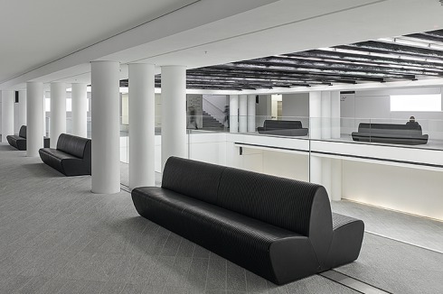 Im Sockelgeschoss befindet sich das Forum für Veranstaltungen mit Lichtdecke und umlaufender Galerie. Die Sitzbänke wurden vom Architekten entworfen.<br />