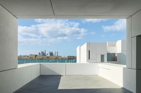 Einige der Blöcke verfügen über Terrassen. Im Hintergrund eine der Hochhausgruppen von Abu Dhabi.<br />