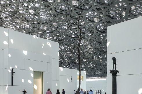 Plaza unter dem großen „Blätterwerk“-Dach, das mit seiner Wucht und Schönheit die einzigartige Bedeutung des Louvre hervorhebt. In der Mitte steht ein Bronze-Baum von Giusep­pe Penone.<br />