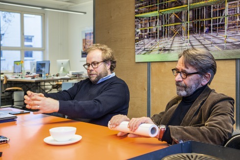<strong>Stefan Motz</strong> (links) diplomierte 2001 an der TU Berlin. Er arbeitete für Ortner &amp; Ortner sowie Nalbach + Nalbach und ist seit 2010 Mitarbeiter und Projektleiter bei HG Merz und mm+.<br />