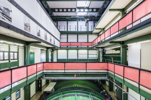 Das Innere der Laborhalle blieb bis auf die restaura­torischen Arbeiten an Boden und Absturzsicherung <br />unberührt.<br />