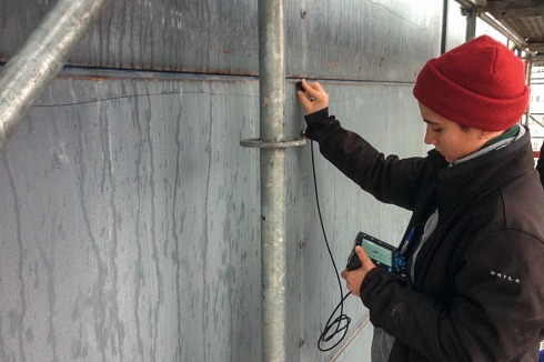 Die Untersuchung der Fassade mittels einem Wirbelstromverfahren hatte ergeben, dass die Bleche ausgetauscht werden müssen.<br />