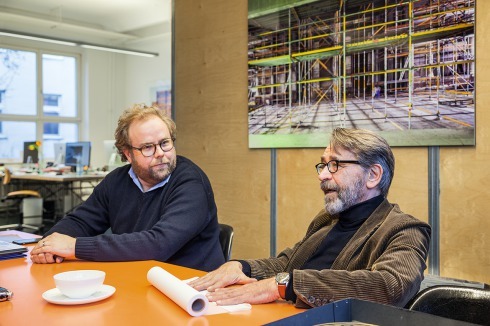 <strong>HG Merz </strong>(rechts) gründete 1981 sein gleichnamiges Architekturbüro, heute mit Sitz in Stuttgart und Berlin. Er hatte Professuren in Pforzheim und Darmstadt und war zuletzt Vorsitzender des Universitätsrates der Bauhaus Universität Weimar.<br />