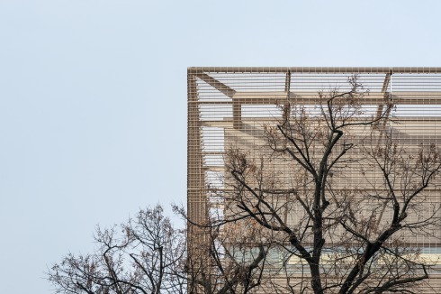 Die Besonderheit der äußeren Erscheinung ist die Fassade aus Metallgewebe. Sie wird in Längsrichtung mit Edelstahlseilen gehalten. Farblich orientiert sich die Haut am Sandstein des Altbaus.<br />