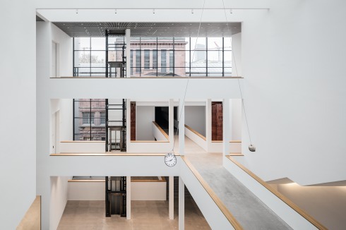 In der zentralen Eingangshalle hängt ein großes Uhr-Stein-Pendel: das Werk „Die bewegte Leere des Moments“ von Alicja Kwade. Durch die großzügige Verglasung der Halle an der Südwest-Seite ist der Altbau eingebunden.<br />