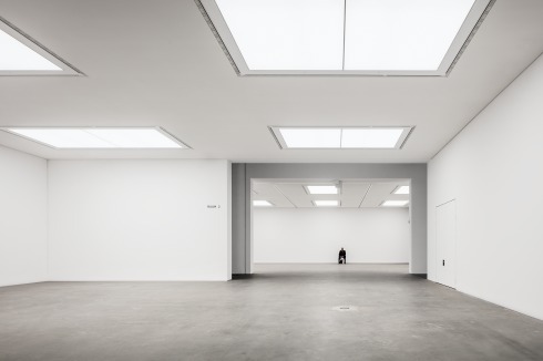 Die Ausstellungskuben mit Lichtdecken werden über offene Galerien erschlossen. Im 1. Obergeschoss öffnet sich zwischen den Kuben eine Glasfront zum alten Wasserturm.<br />