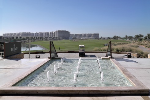 ... rund um den 18-Loch-„Trump International Golf Club Dubai“.<br />