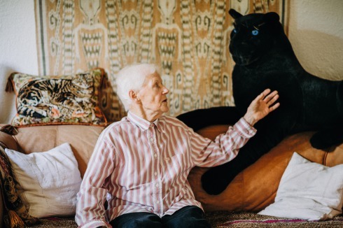 „Ich bin ja selbst erstaunt, dass ich hier noch rum­sitze“: Rahel A., 95 Jahre, Haus für zwei Leute und einen Gast<br />