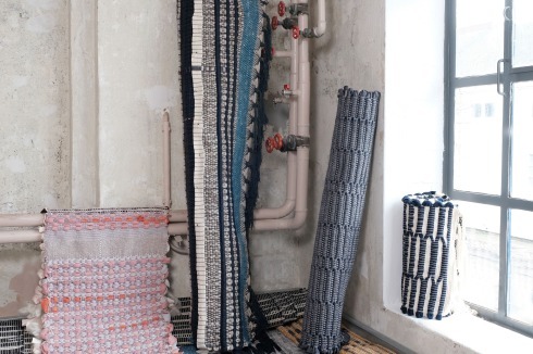 Recycling und Transformation: Für die handgewebten Teppiche <strong>Honeycomb Carpet</strong> schießt die Hamburger Textildesignerin Sophia Buhné Filzreste in vorgespannte, weiße oder schwarze Kettfäden ein.<br />