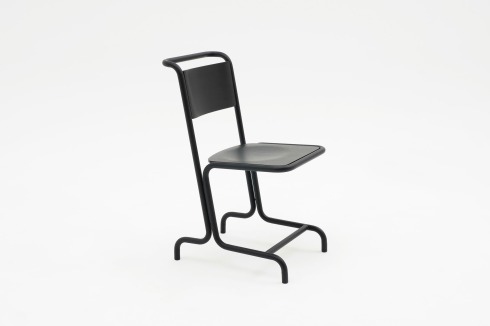 Stuhl <strong>Laszlo</strong> von André Weissert für Atelier Haußmann besteht aus pulverbeschichtetem Metallrohr und schwarzgebeizten Formholz aus Esche. Die gebogenen Stuhlbeine heben Laszlo vom Boden ab und verhindern kippeln.<br />