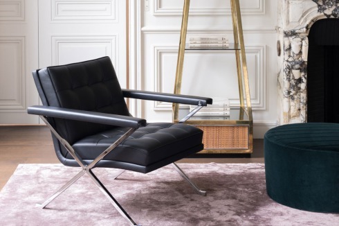 Der aktuelle von Wittmann hergestellte Sessel <strong>Constanze</strong> wurde bereits 1960 vom Wiener Architekt Johannes Spalt (1920–2010) entworfen. Im Gegensatz zu dem berühmten Barcelona-Chair von Mies van der Rohe ergänzte Spalt das kreuzförmige, lediglich gesteckte Gestell aus verchromtem Aluminium durch eine gepolsterte Sitzschale aus Holz, die für eine ungleich höhere Sitzqualität sorgt.<br />