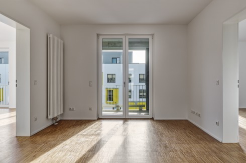 Alle Wohnungen haben Loggien, die nach Westen orientiert sind. Im Gebäudeteil mit reduziertem Standard gibt es anstelle von Aufzügen Abstellkammern.<br />