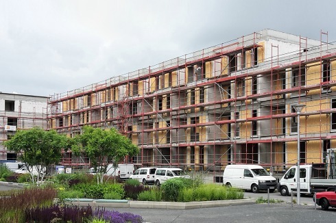 Die beiden Wohnriegel wurden in Schottenbauweise aus Fertigteilen errichtet. Die Fassade ist aus hochgedämmten, hinterlüfteten Holzaußenwandelementen.<br />