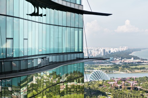 Naturbeherrschung mit Nachhaltigkeitsanspruch: die Küste von Singapur. Blick von den Bürotürmen über die Parkanlage Gardens by the Bay.<br />