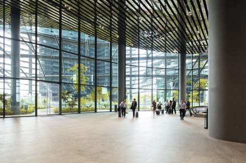 Foyer im 2. Obergeschoss eines Büroturms mit Blick zu den gegenüberliegenden Wohnhochhäusern.<br />