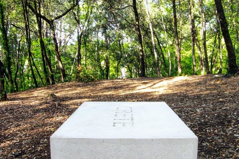„Bois des Transparences“ im Schlosspark von Mouans-Sartoux. Im Eichenwald verstreute Monolithen aus Kalkstein der Umgebung, die das Licht reflektieren.  <br />