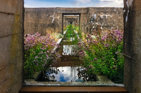 „Le Jardin du Tiers-Paysage“ auf dem Dach der ehe­ma­ligen U-Boot-Basis von Saint-Nazaire.<br />