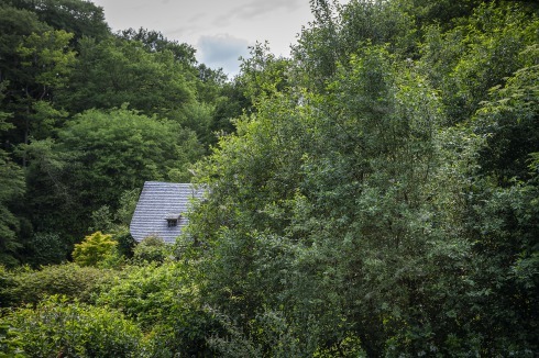 Blick ins Tal mit dem Dach seines kleinen Hauses, das mit Schindeln aus Edelkastanienholz ge­deckt ist.<br />