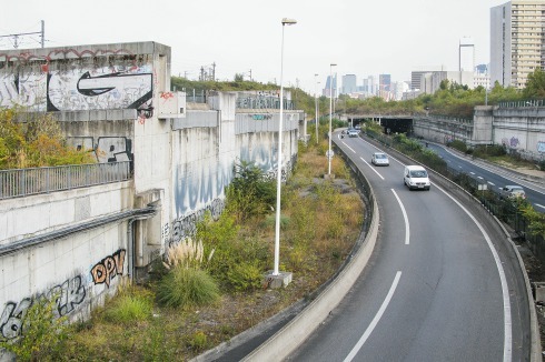 Eine Lücke zwischen zwei Straßen westlich von Paris, (Axe de la Défense) als Garten, in dem sich Diversität entwickeln kann.<br />