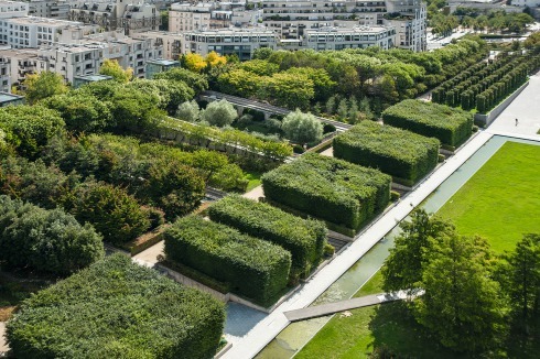 Der Parc André-Citroën im Pariser Südwesten. Seit­lich der großen Spiel- und Liegewiese schuf Clément eine Serie von sieben Gärten, die er unter anderem den sieben Planeten zuordnete.<br />