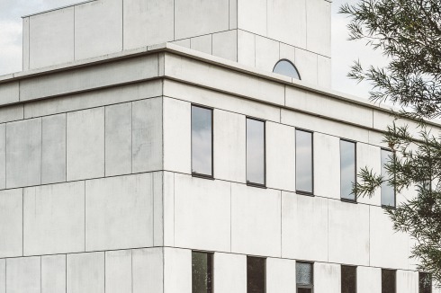 Die Fabrik steht am Rande eines Industriegebietes, welches an ein Naturschutzgebiet angrenzt.<br />