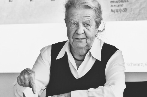 Maria Schwarz, bis zuletzt im Einsatz für die Architektur. Zu ihrem 90. Geburts­tag erschien 2011 eine Festschrift, in der Wegge­fährten Begegnungen mit ihr schildern. Das Buch von Agatha Buslei-Wuppermann ist im Verlag Schnell &amp; Steiner erschienen und kostet 14,50 Euro.<br />
