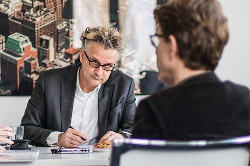Boris Schade-Bünsow (links) am 16. Februar im Gespräch mit Engelbert Lütke Daldrup in seinem Büro.<br />