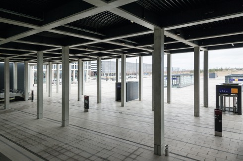 Offene Halle vor dem Terminal 1 am Willy-Brandt-Platz. In den gläsernen Pavillons liegen die Roll­treppen ...<br />