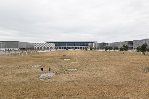 Das Areal Midfield vor dem Terminal 1. Hier soll in der Phase 1 des Masterplans (2022–25) der Terminal 2 entstehen.<br />