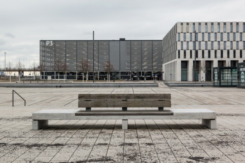 ... zum Airport-Bahnhof unter dem Platz.<br />