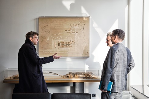 Zwei ursprüngliche Flughafenmodelle von gmp Archi­tekten in der Eingangshalle der Flughafenverwaltung.<br />