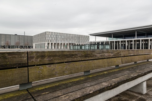 Der verwaiste Willy-Brandt-Platz vor dem Terminal 1. In Bildmitte das leerstehende Hotel Steigenberger.<br />