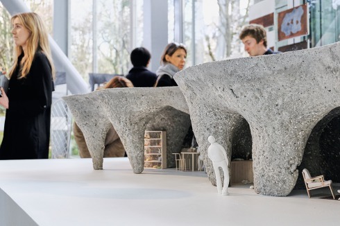 <span class="White">Ein Bauherr wünschte sich ein höhlenartiges Wohnhaus. Ishigami ließ trichterförmige Löcher ausbaggern und füllte sie mit Beton. Dann wurde das umgebende Erdreich entfernt.</span><br />