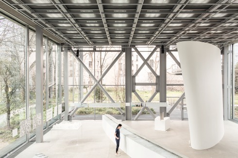 <span class="Bold">Eine der Ausstellungshallen  Jean Nouvel. Rechts das Modell der Betonkapelle in China im Maßstab 1:10. Im Vordergrund das schmale, 1 km lange Cultural Center, ebenfalls in China.</span><br />