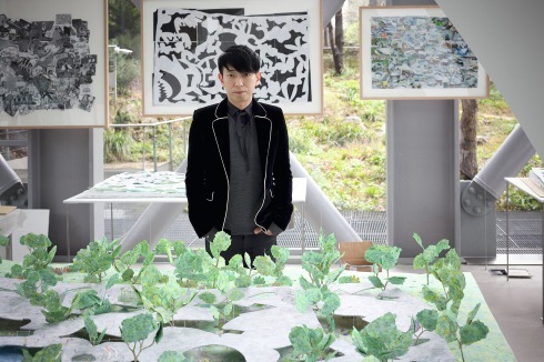 <span class="Bold">Junya Ishigami hinter dem Modell seines Forest Kindergarten in Shandong, China.</span><br />