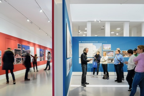 <span class="White">Blick in die Ausstellung „Große Oper – viel Theater?“ im Obergeschoss des DAM. Hier eine Führung mit Kurator Yorck Förster</span><span class="White"></span><br />