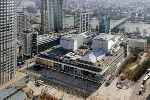 <span class="White">Dringend erneuerungsbedürftig: die Städtischen Bühnen Frankfurt am Willy-Brandt-Platz</span><br />