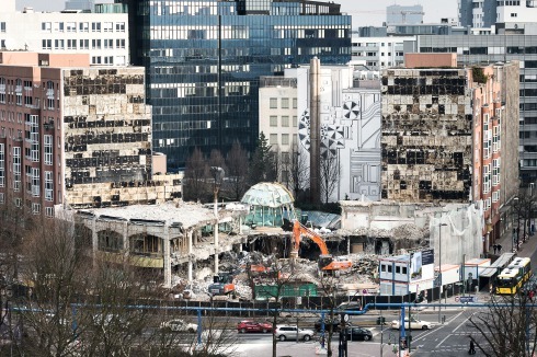 Paolozzis Wandgemälde war im Frühjahr 2018 für kurze Zeit teilweise wieder zu sehen, als das ehema­lige Volksbankgebäude am Berliner Zoo abgerissen wurde.<br />