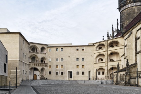 Die Hofseite des Schlosses mit den beiden Treppen aus der Renaissance und den neuen Eingängen<br />