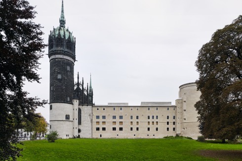 Von Westen bietet die Wittenberger Altstadt noch ihr  historisches Bild, da die Stadterweiterungen der letzten 150 Jahre Distanz halten.<br />